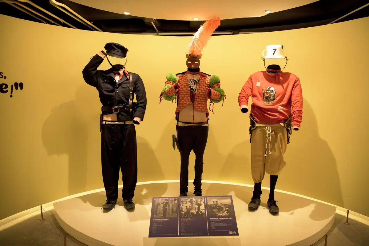 Vestuario de Cantinflas en vitrinas de la exposición «Aquí está el detalle» del Museo Mario Moreno Cantinflas