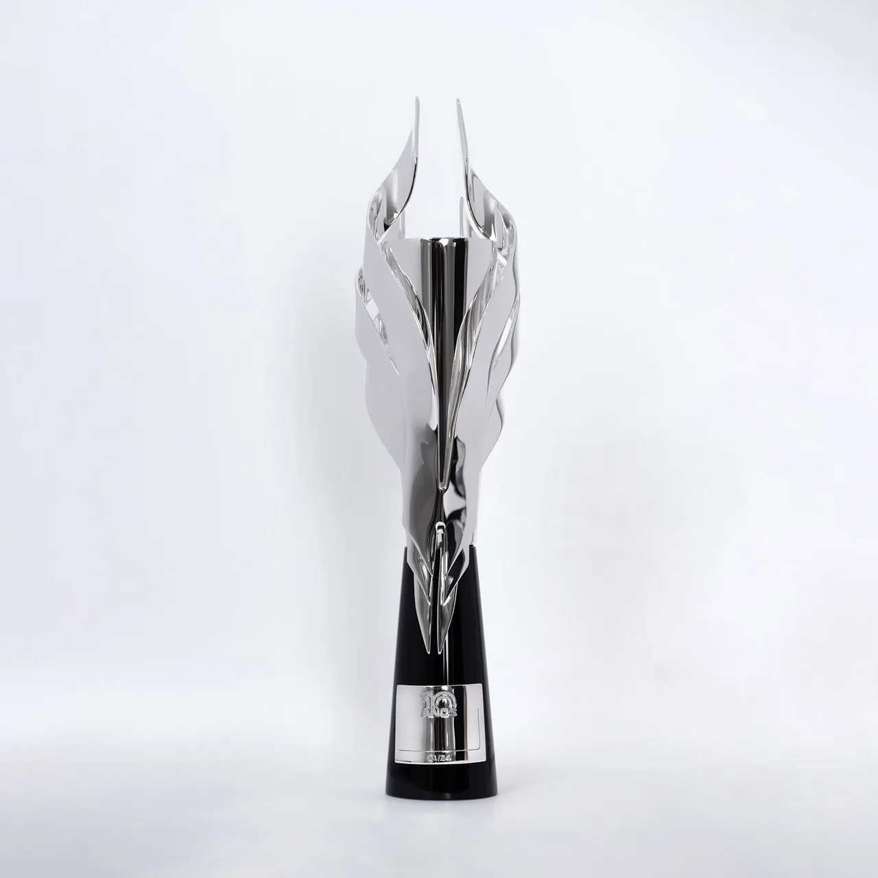 Réplica de plata del trofeo del Gran Premio de la Ciudad de México hecha por TANE, sobre base de obsidiana