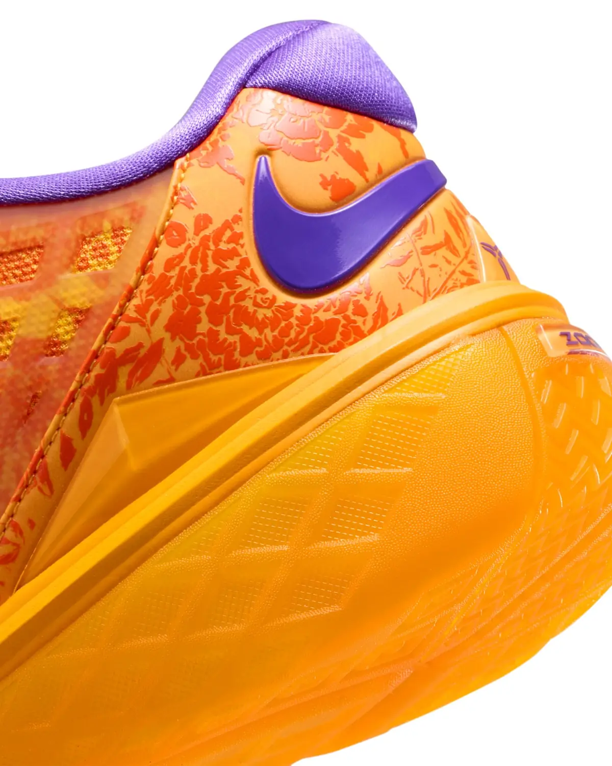 Detalle de un tenis Nike Kobe en tonos naranja y morado