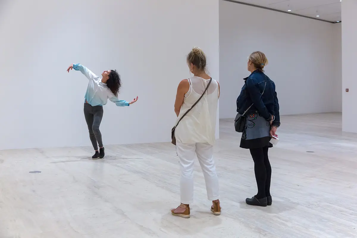Visitantes en una sala de «Richard Prince: Cuéntamelo todo» en el Museo Jumex